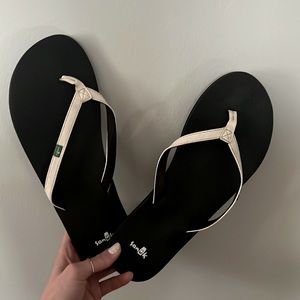 Sanuk Womens Thin Strap Flip Flops